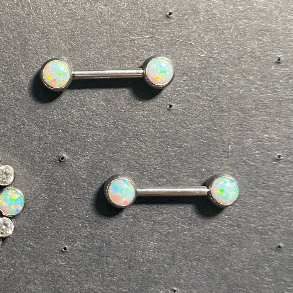 Neometal threadless forward facing nipple barbells